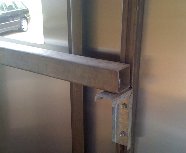 The metal brackets attaching the horizontal beams to the trailer