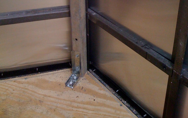 Bracket attaching the vertical beam to the trailer floor